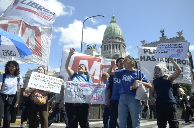  Manifestantes rechazaron el veto de Milei al financiamiento para universidades.