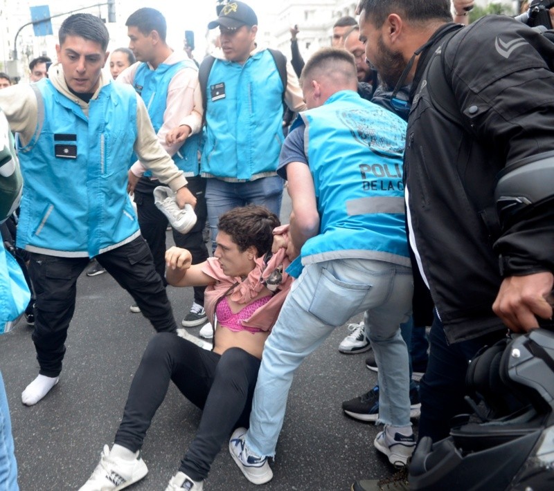  La Policía en una de las detenciones.