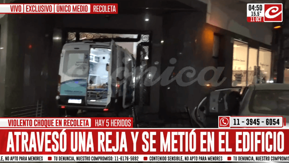 Impresionante choque en Recoleta terminó con ambulancia dentro de un edificio.