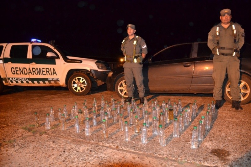 Gendarmes, tras el recuento de los estupefacientes hallados. 