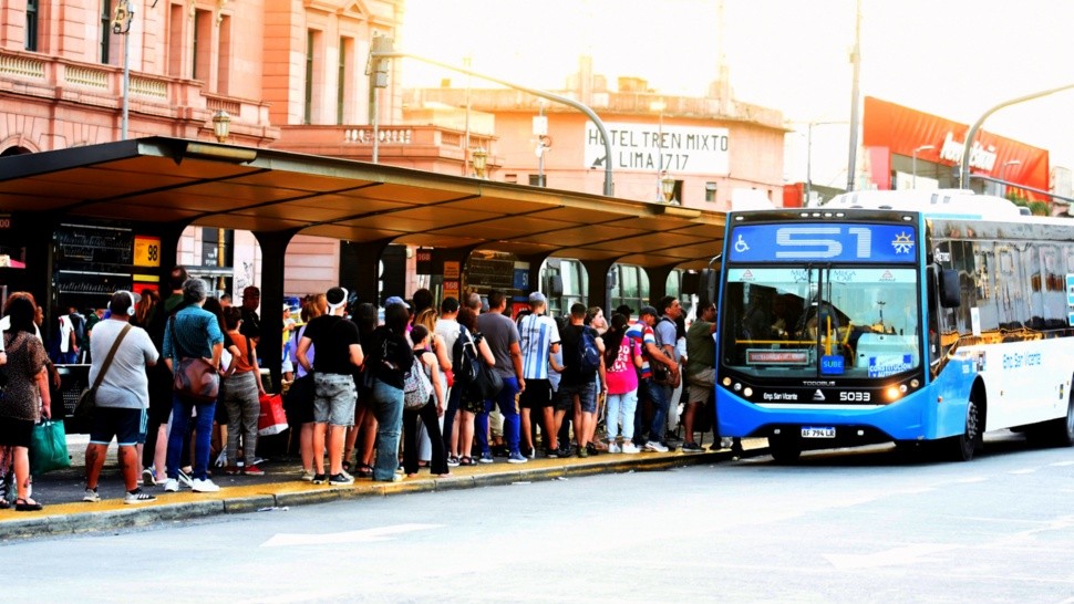 ¿A qué hora se levanta el paro de transporte que afecta a colectivos y trenes? (Crónica / Pablo Villán)