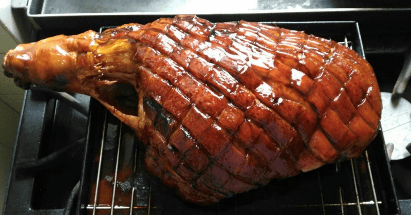 La pata de cerdo rinde para más de 20 sandwiches y lo podés acompañar con lo que más te guste.  