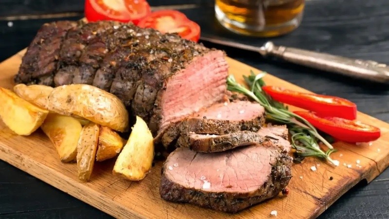  Roast beef al horno con papas y verduras.