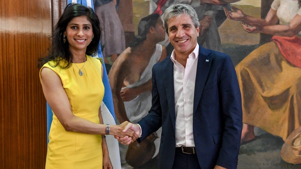 La directiva del FMI Gita Gopinath con el ministro de Economía, Luis Caputo (Archivo/X).