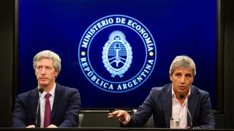 Santiago Bausili y Luis Caputo, enviados del Gobierno a la reunión del   <a href='https://www.cronica.com.ar/tags/FMI'>FMI</a> y el Banco Mundial.