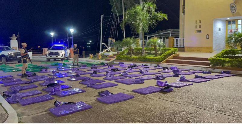 Tras las pruebas de narcotest, positivo para marihuana, el recuento de la droga secuestrada. 