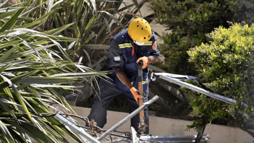 Los rescatistas continúan las tareas en el lugar de la tragedia.