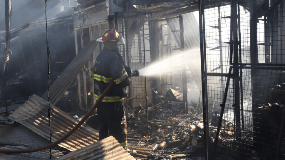 Incendio voraz destruyó un importante mercado en plena madrugada (X/@GustavoSaenzOK).