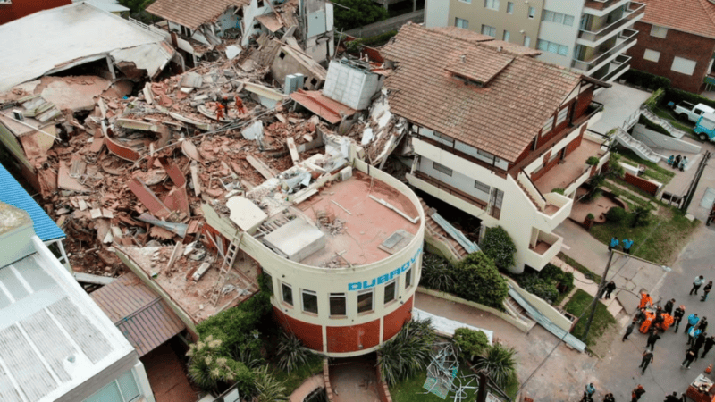 El derrumbe del hotel Dubrovnik, en   <a href='https://www.cronica.com.ar/tags/Villa Gesell'>Villa Gesell</a>, conmocionó al país.