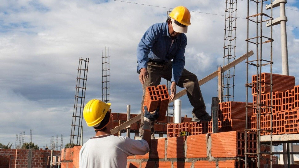 La construcción es el sector que más puestos de trabajo cedió.