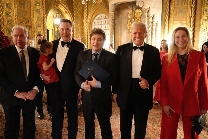 Javier Milei, junto a Donald Trump y Elon Musk en la   <a href='https://www.cronica.com.ar/tags/CPAC'>CPAC</a> en Mar-A-Lago.