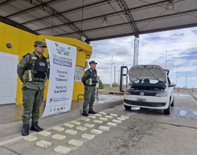 Los gendarmes junto al vehículo detenido y el secuestro de la droga hallada. 