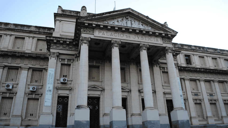 Abogada cayó por las escaleras y murió.