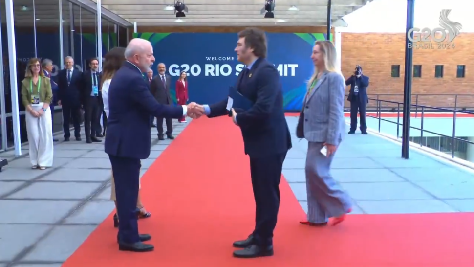 El saludo entre Javier Milei y Lula da Silva al llegar a la Cumbre del G20.