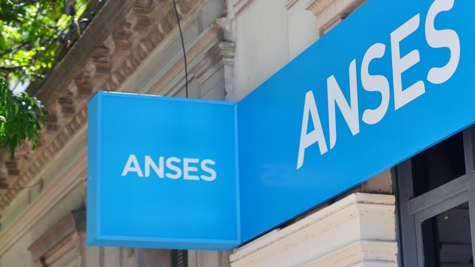 NOTICIAS ARGENTINAS BAIRES, 
JUNIO 24:   La ANSeS reformuló un Programa creado en 2018 que está destinado a cubrir la atención de trabajadores que prestan servicios en empresas, organismos públicos o entidades intermedias, con el fin de agilizarlo.  FOTO NA