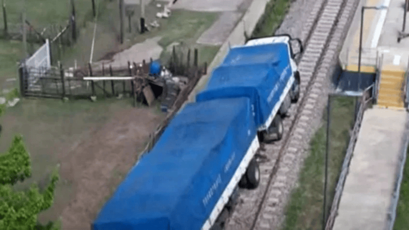 El camión quedó encallado en una vía auxiliar del tren (NA). 