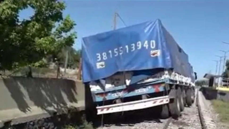 El conductor del camión ingresó por una zona no habilitada para vehículos, en la vía tercera de la estación ferroviaria.