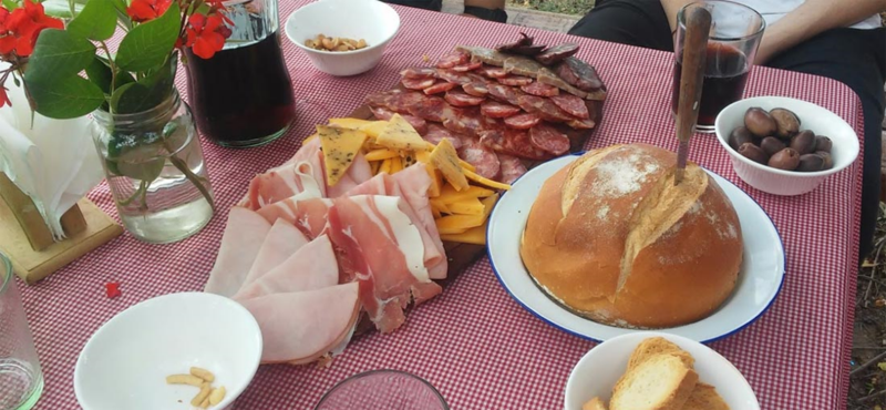 Las mejores picadas y carnes en Uribelarrea. 