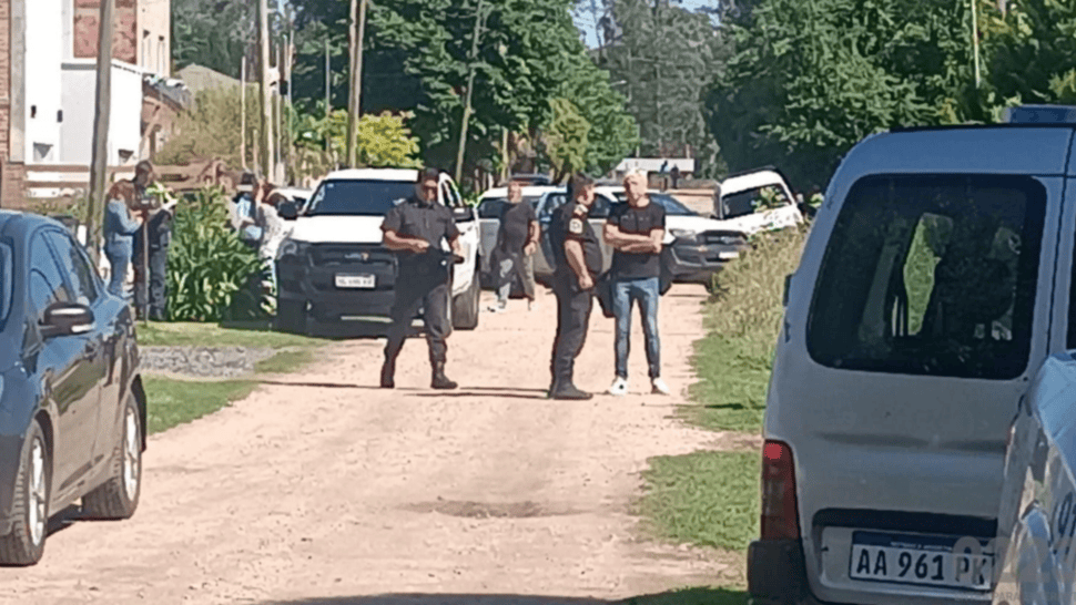 La Policía se presentó en el lugar del violento hecho de inseguridad (Foto 0223).