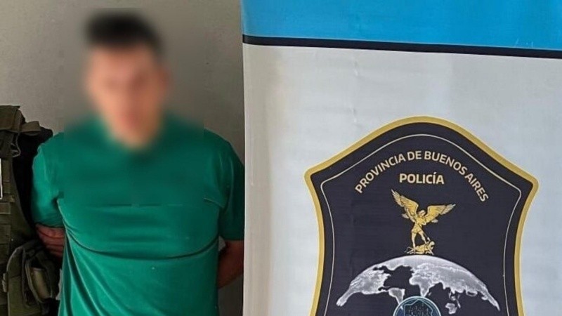 El individuo que fue aprehendido por los investigadores policiales.