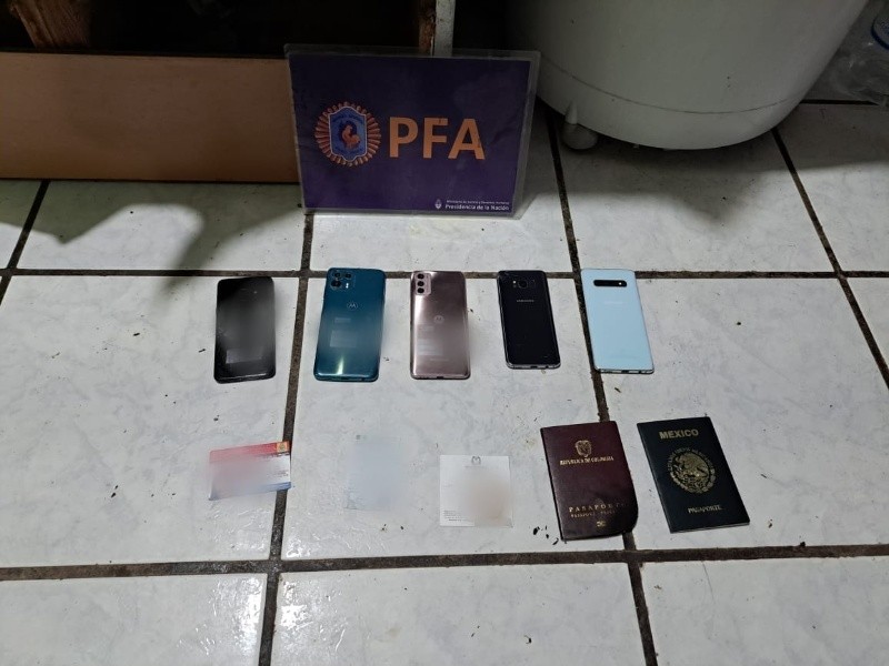 Teléfonos y pasaportes secuestrados. 