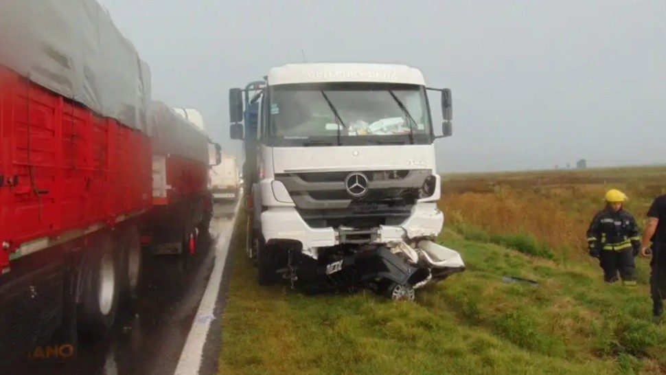 Así quedó el auto debajo del camión tras el fuerte impacto.