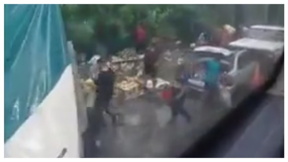 Un camión volcó en medio de la lluvia (Captura de video).