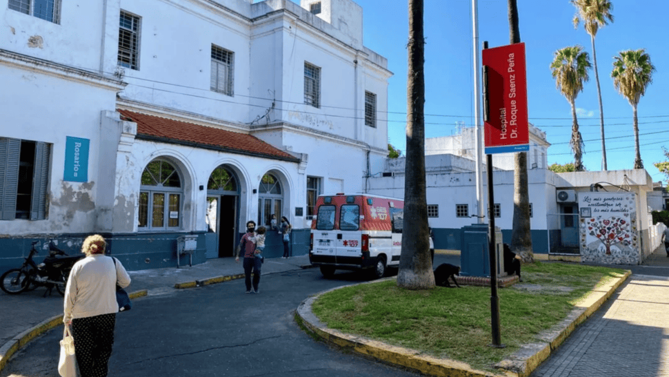 En el hospital intentaron salvarle la vida al hombre que recibió la descarga.