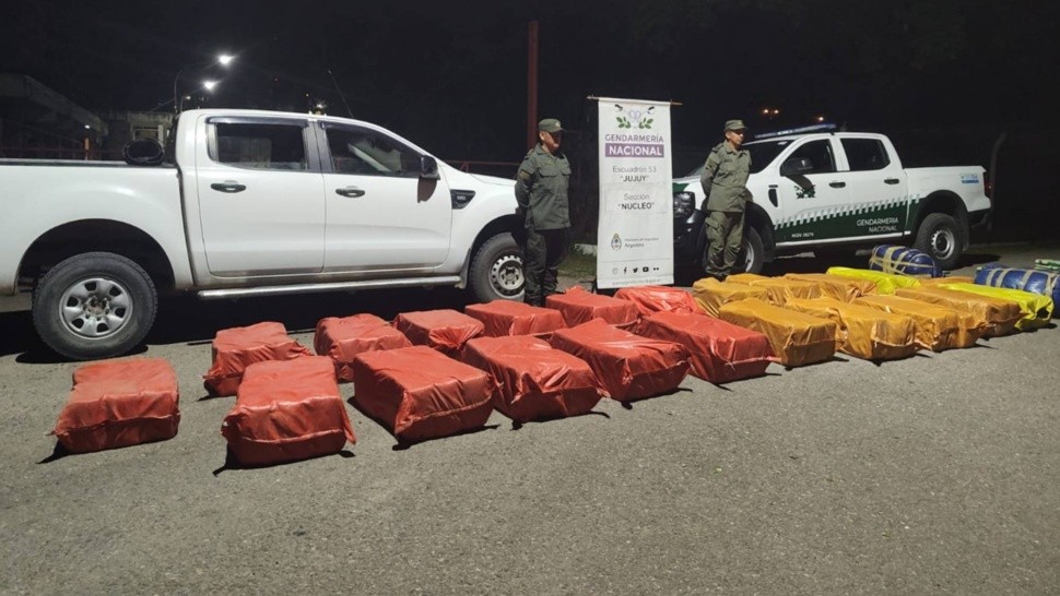 ¡VIDEOS! Iban en camioneta con 614 kilos de hojas de coca de contrabando