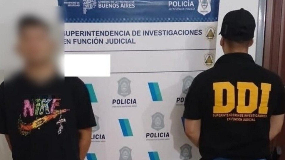 Este es el sujeto que fue capturado por los policías.