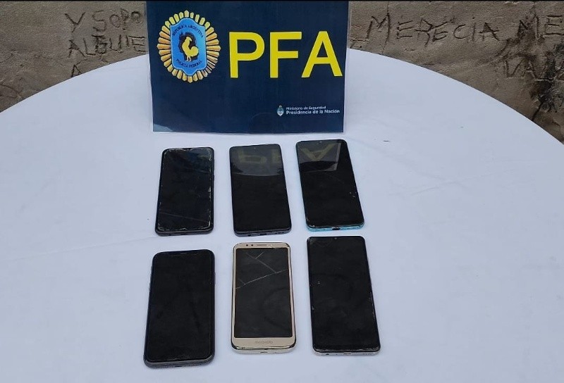 Algunos de los celulares incautados por la PFA. 