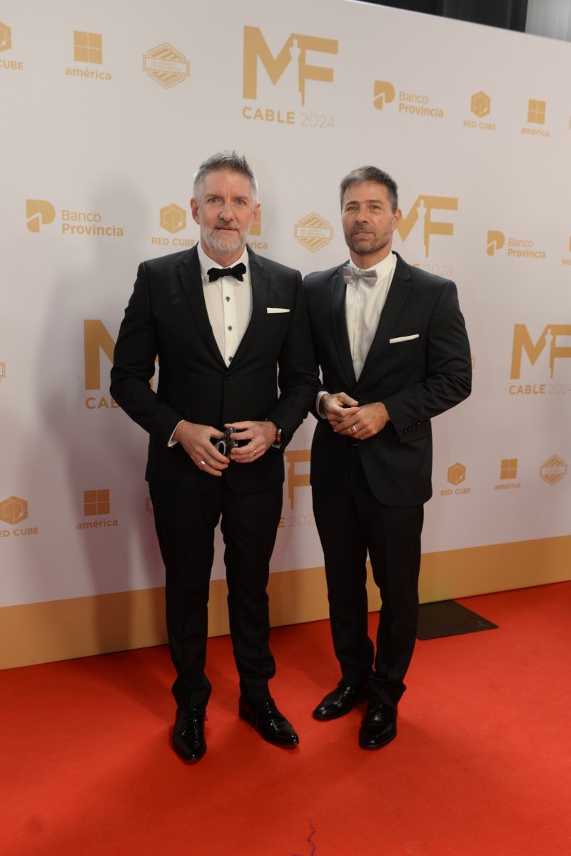  Luis Novaresio y Braulio mostraron toda la elegancia en la alfombra roja (Gentileza de Carlos y Nahuel Ventura). 