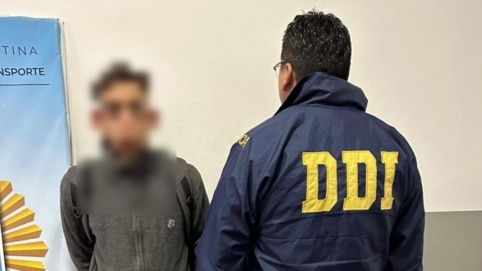 Este es el individuo que fue aprehendido por los investigadores policiales.