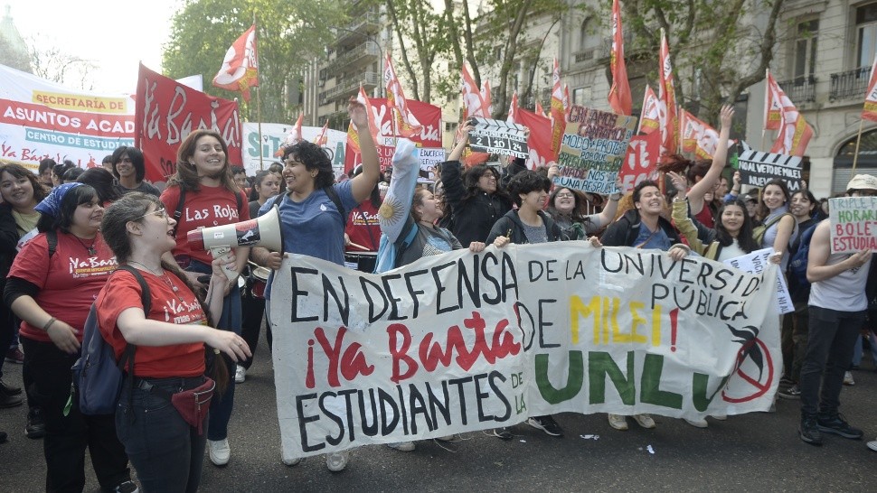 Siguen los reclamos de los docentes y no docentes universitarios.