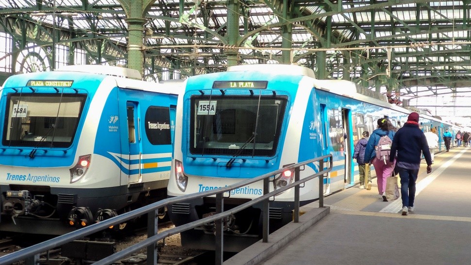 NOTICIAS ARGENTINAS
BAIRES, AGOSTO 12:Tren, trenes, 
tren roca, constitucion, 
transporte publico, pasajeros, 
pasajero, molinete, molinetes, 
tarjeta sube.FOTO NA: DAMIAN 
DOPACIO