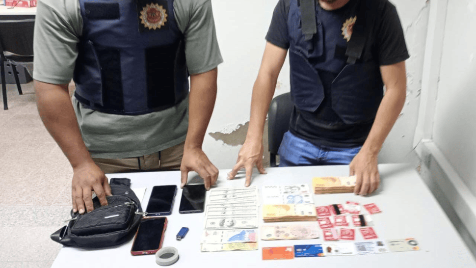 Detuvieron a un policía acusado de robar un celular y un perfume importado durante un operativo realizado en una distribuidora de Córdoba (X/@PoliciaCbaOf).