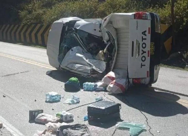  Así quedó la camioneta tras el impacto de la roca (X).