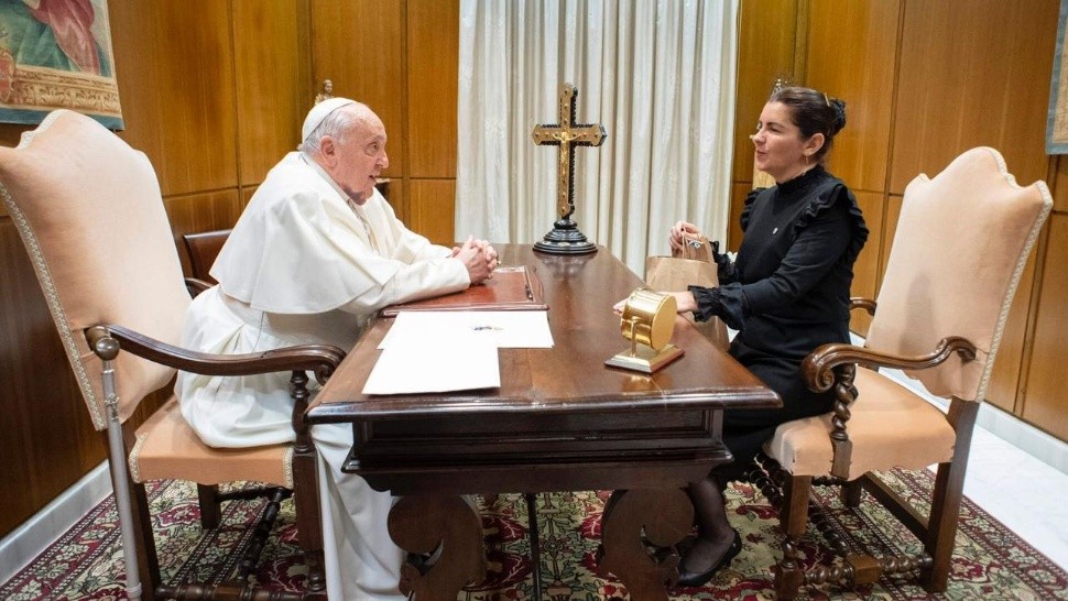 El Papa Francisco recibió a Mariel Fernández en el Vaticano.