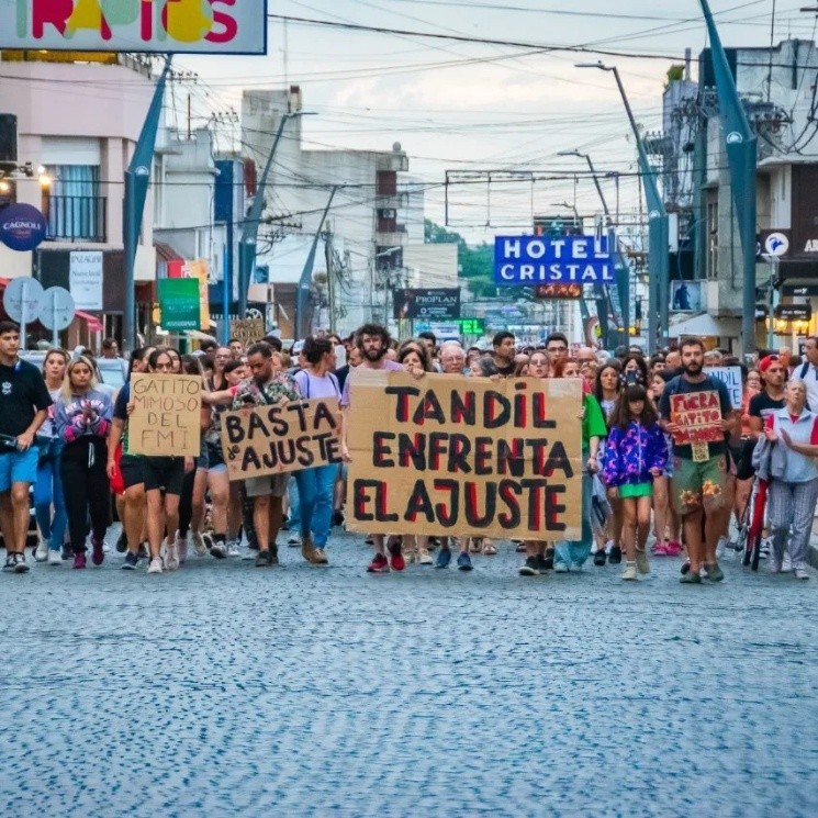 Vecinos autoconvocados de   <a href='https://www.cronica.com.ar/tags/Tandil'>Tandil</a> organizan un 'Festival de Necesidad y Urgencia' por el decreto del gobierno nacional.