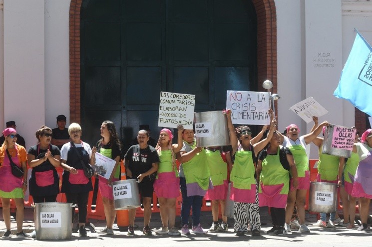 Somos   <a href='https://www.cronica.com.ar/tags/Barrios de Pie'>Barrios de Pie</a> se moviliza en la Quinta Presidencial de Olivos en protesta por la 'falta de alimentos en los comedores comunitarios'.