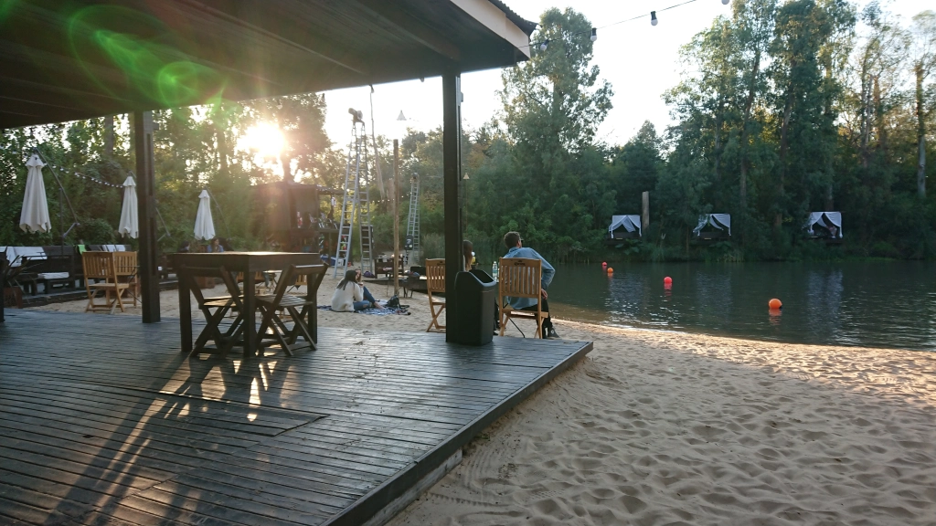 Se puede disfrutar del atardecer y acceder a tragos y música a la orilla de la laguna (Fuente: Instagram). 