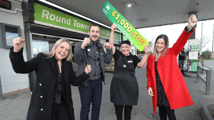 Los trabajadores de la estación de servicio Applegreen Roundtower en Lusk, promocionando el premio para encontrar al ganador.