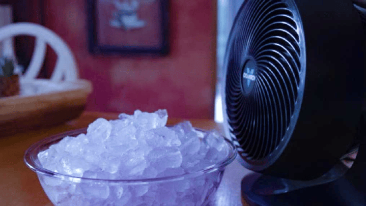 Un recipiente con hielo y sal es una gran ayuda si se pone ante el ventilador.