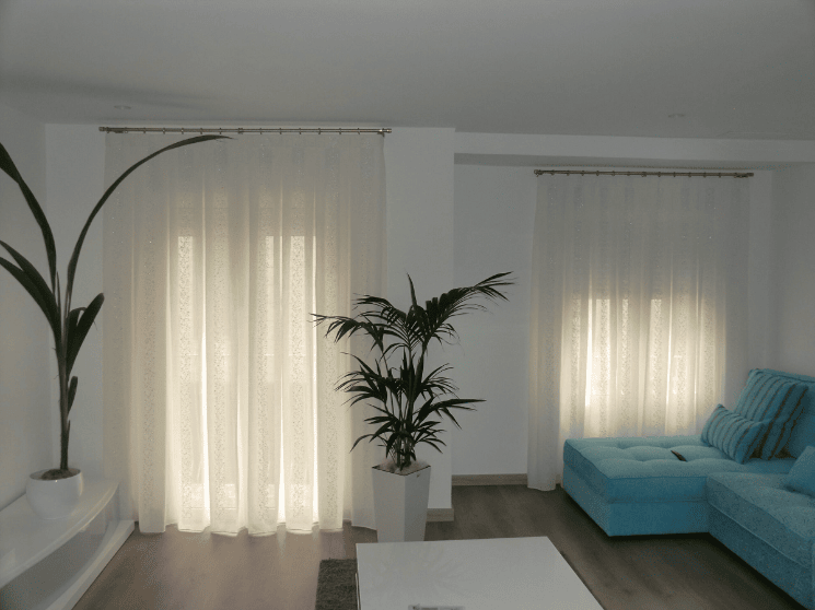 Cerrar las cortinas y utilizar colores claros ayuda a que la casa esté más fresca.