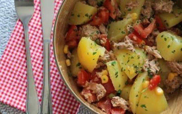   <a href='https://www.cronica.com.ar/tags/Ensalada'>Ensalada</a> de atún, papa y tomate, súper fácil y rendidora.