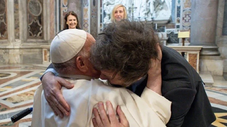 El abrazo entre el Papa Francisco y Javier Milei.