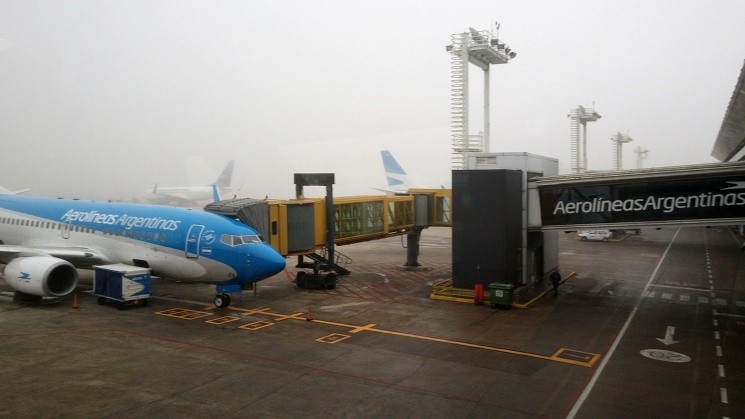 Vuelos demorados y desviados en Aeroparque y Ezeiza por la tormenta.