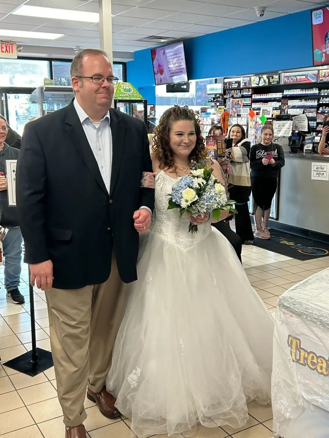 Tiana caminando hacia 'el altar' junto a su padre (Foto: TMZ)