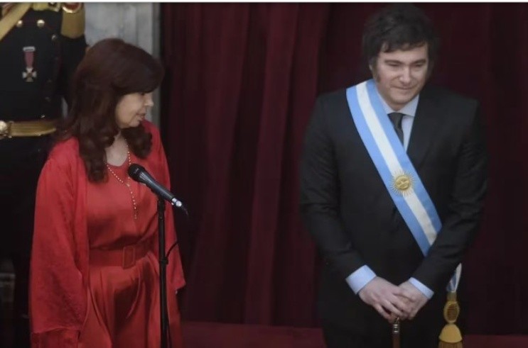 Cristina Fernández de Kirchner con Javier Milei durante la asunción presidencial del líder de La Libertad Avanza. 