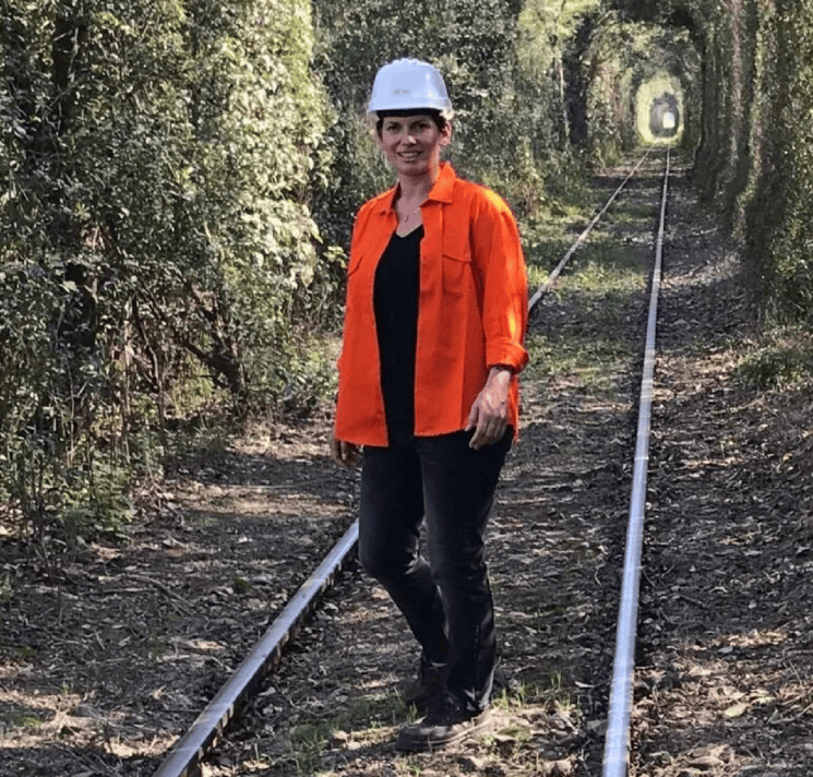 La mujer se dedica a la construcción.